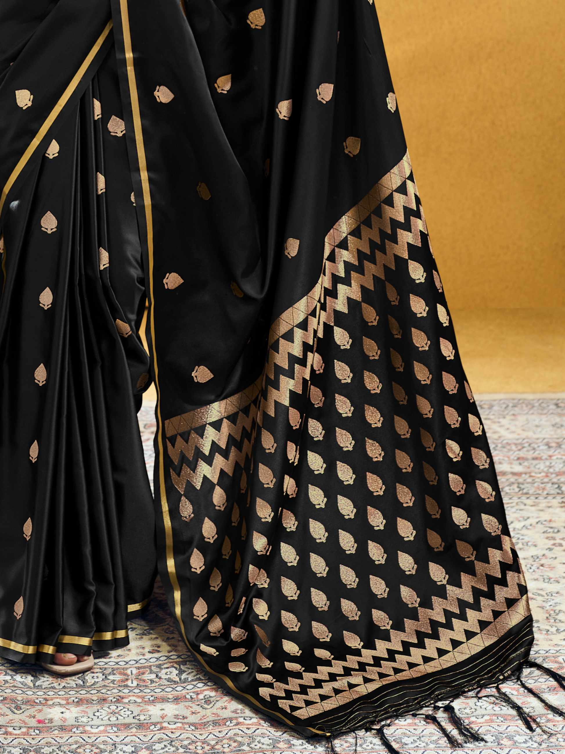 black saree gold jari pallu
