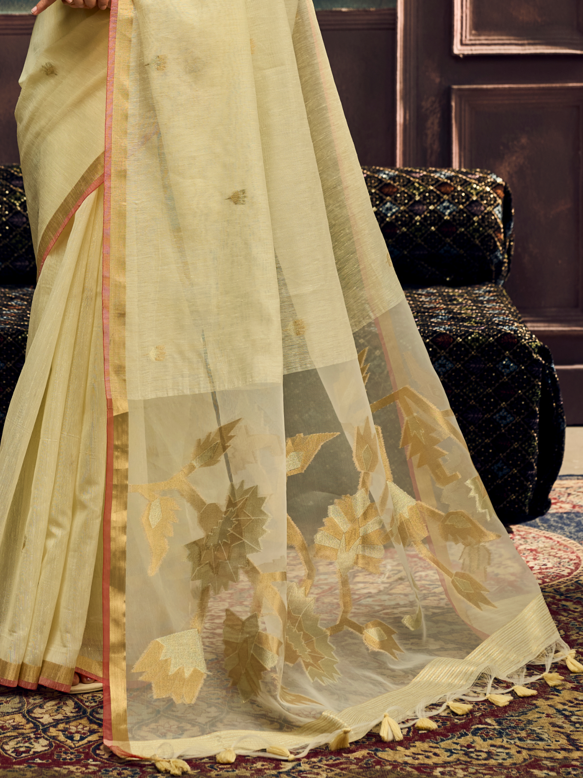 white saree jari pallu