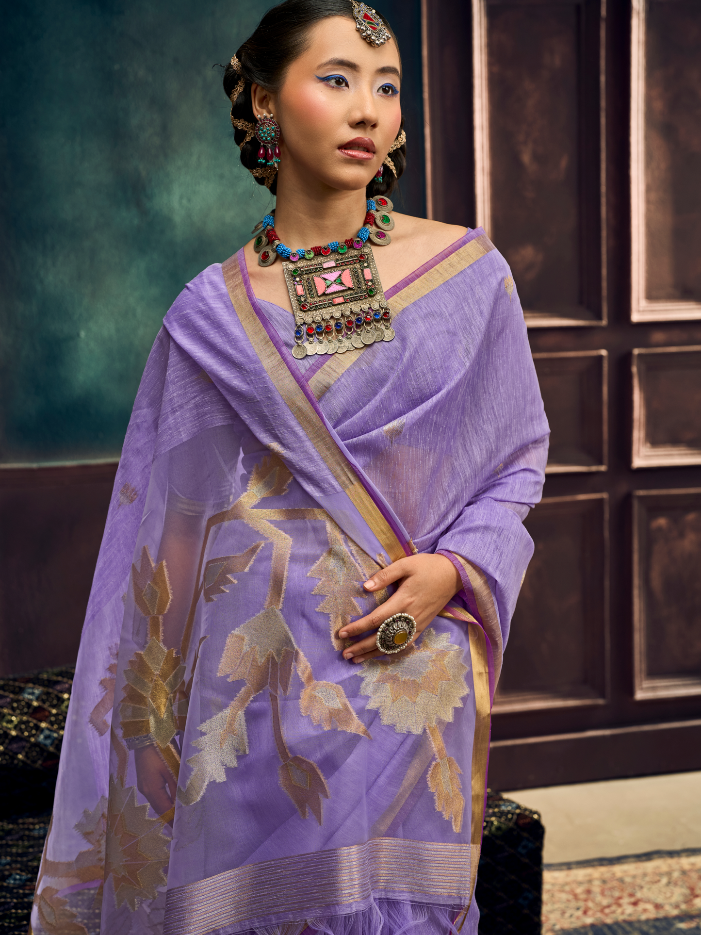 lavender colour saree with golden jewellery